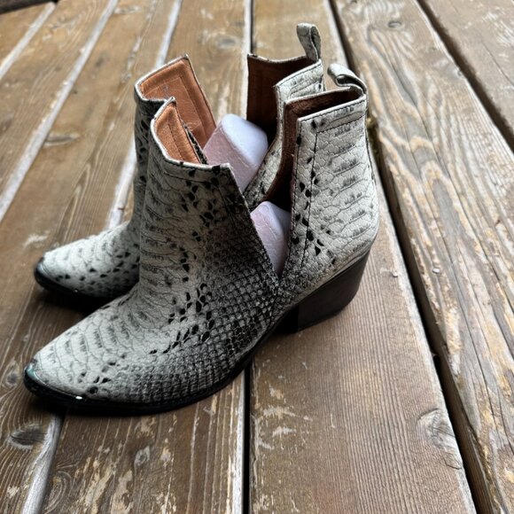 EUC Jeffrey Campbell Cromwell Cutout Booties Black and White Snake Women's 9.5 - Picture 5 of 15